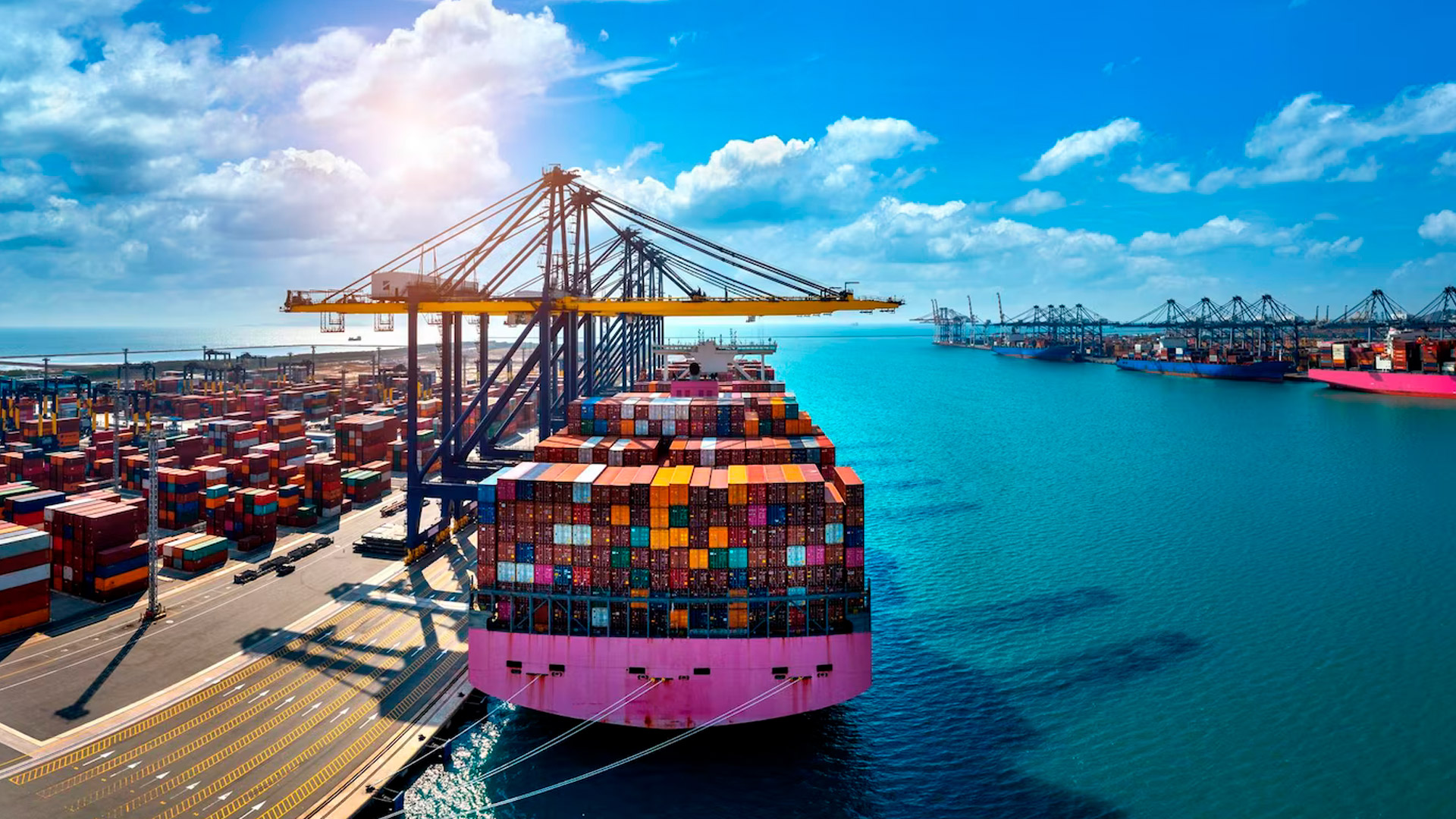 contenedores con mercaderías en puerto