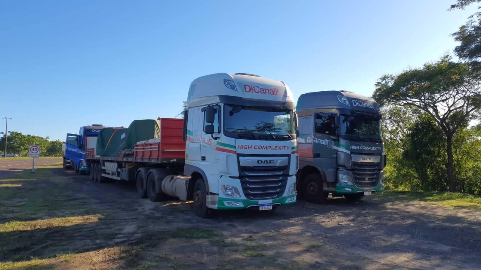 dos camiones estacionados