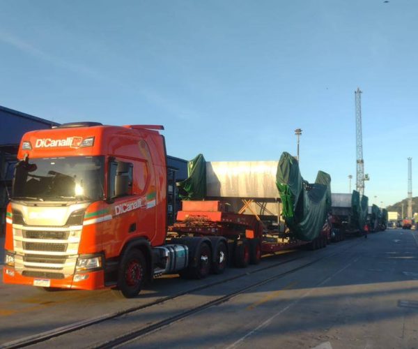 camion llevando carga