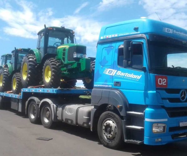 camion llevando tractores como carga