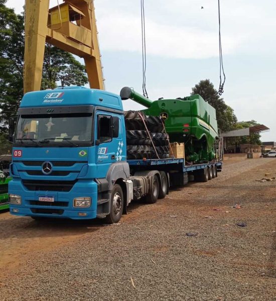 camion recibiendo carga de grua