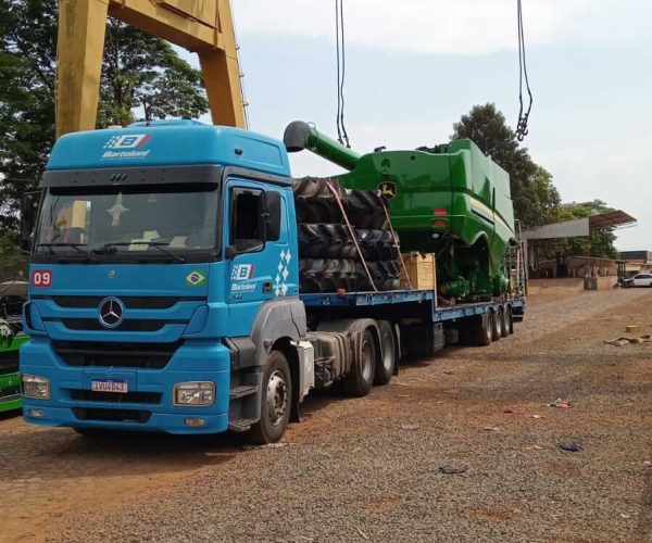 camion recibiendo carga de grua